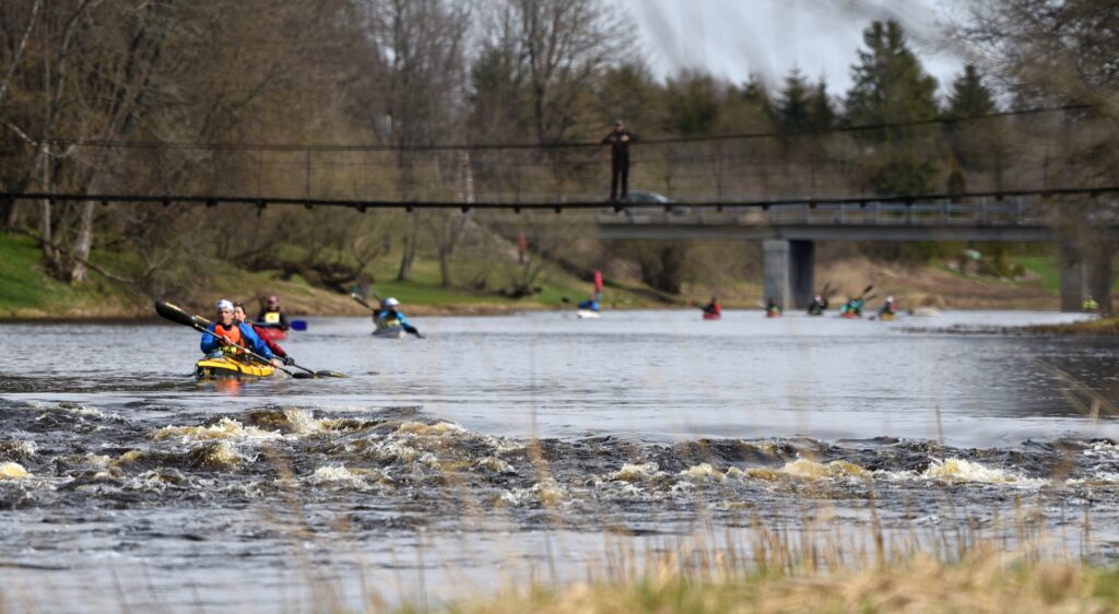 Türi-Tori kiirlaskumine, võistlejad Vihtra rippsilla taustal. Foto Teet Reier