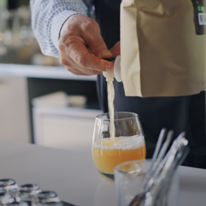 Mahla valamine vaakumpakendist klaasi