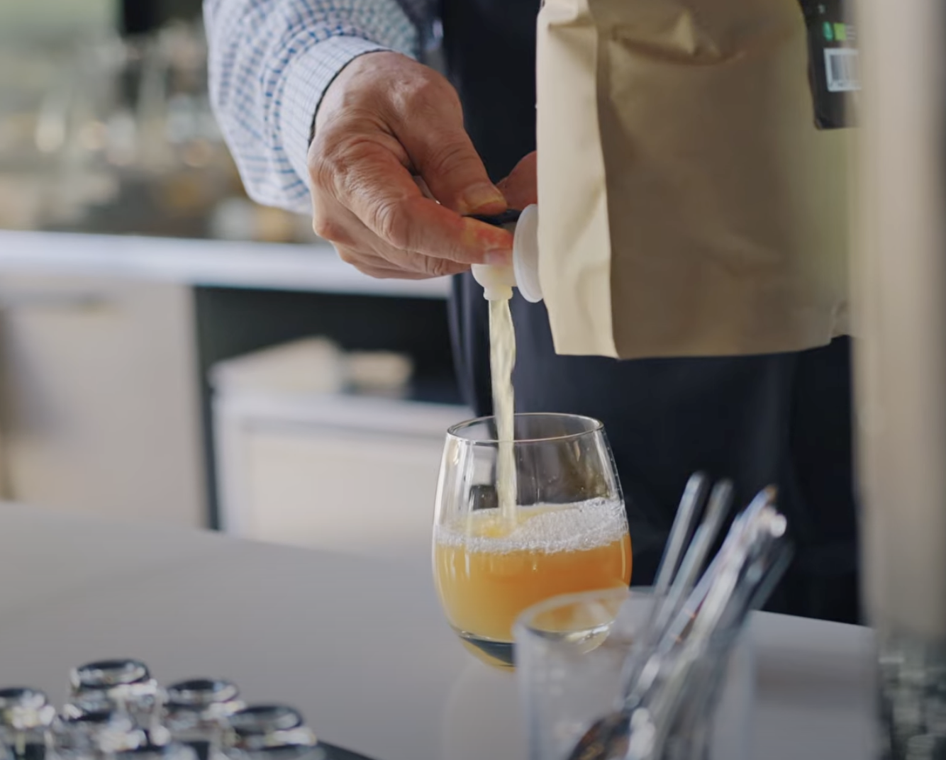 Mahla valamine vaakumpakendist klaasi